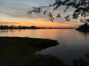 una gran masa de agua con una puesta de sol en el fondo en Double G Motel, en Weligama