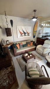 uma sala de estar com um sofá e uma mesa em Casa Canto da Sereia Farol Velho em Salinópolis