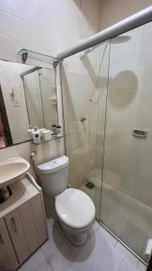 um banheiro com vaso sanitário e box de vidro em Casa Canto da Sereia Farol Velho em Salinópolis