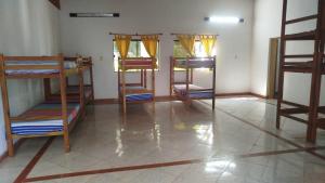 エンカルナシオンにあるHostal San Miguelの二段ベッド3組、窓2つが備わる客室です。