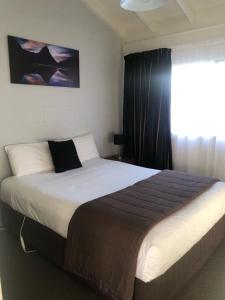 Rosetown Motel客房内的一张或多张床位