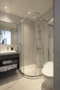 un bagno con doccia, WC e lavandino di Tango Inn Taipei Kaifong a Taipei