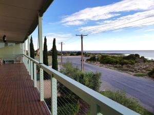 Pine PointPine Lodge的海景房屋门廊