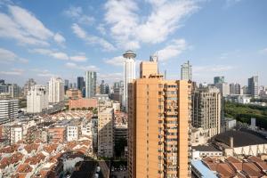 Nespecifikovaný výhled na destinaci Šanghaj nebo výhled na město při pohledu z apartmánu