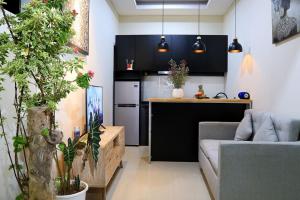 Nhà bếp/bếp nhỏ tại Bale Village Villa By Kasta Hospitality