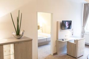 TV a/nebo společenská místnost v ubytování Hermes Hotel Oldenburg
