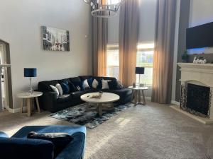 Una televisión o centro de entretenimiento en Taste of Texas Luxury Lakeside Beauty