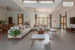 Μια τηλεόραση ή/και κέντρο ψυχαγωγίας στο StayVista at Casa Frangipani - Lawn & BBQ