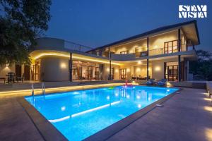 Πισίνα στο ή κοντά στο StayVista at Casa Frangipani - Lawn & BBQ