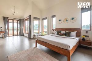 Ένα ή περισσότερα κρεβάτια σε δωμάτιο στο StayVista at Casa Frangipani - Lawn & BBQ +34 φωτογραφίες