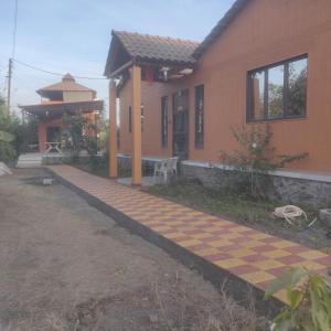 サーターラーにあるViyoddha Homestay near Sataraの前に歩道のある家