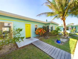 Taman di luar Unit 113 - Oceanfront Unit -2br1ba Heated Pool!