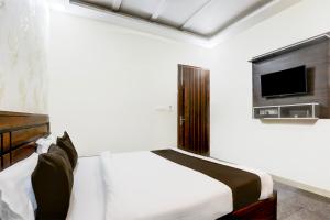 TV a/nebo společenská místnost v ubytování Hotel Aastha Shree Dham