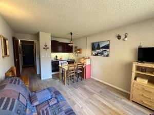 un soggiorno con cucina e sala da pranzo di Studio cosy au pied des pistes, balcon sud, parking - FR-1-515-221 a Corrençon-en-Vercors