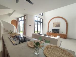 Køkken eller tekøkken på Mandapa Villa Kedungu by ABM + 18 billeder