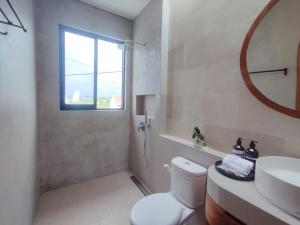 Et badeværelse på Mandapa Villa Kedungu by ABM