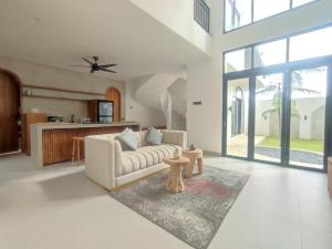 Køkken eller tekøkken på Mandapa Villa Kedungu by ABM