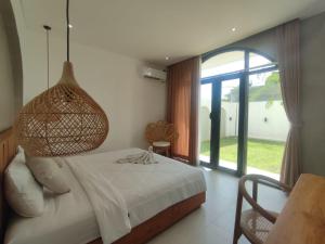 En eller flere senge i et værelse på Mandapa Villa Kedungu by ABM