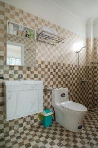 un bagno con wc e parete piastrellata di Khanh Hong Da Lat a Da Lat