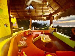 Un lugar para sentarse en The Hippie Palace a sublime experience