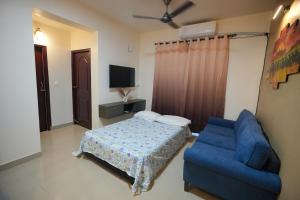 1 BHK Near Varca Beach的电视和/或娱乐中心