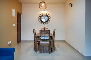 Posezení v ubytování 1 BHK Near Varca Beach