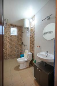 Koupelna v ubytování 1 BHK Near Varca Beach