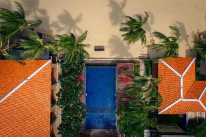 盼武里普拉塞班度假酒店的一座拥有蓝门和棕榈树的房子