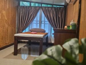 a room with a window with a bench in front of it at Bang Po Hut in Ban Bang Po