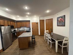 Η κουζίνα ή μικρή κουζίνα στο 2 Luxury suites with parking at The Grand Castle