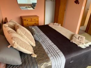 Postelja oz. postelje v sobi nastanitve Foxton Beach Bach 5 Star Location 2 Min Walk To Beach New Furnishings BBQ