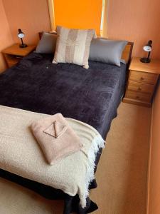 Postelja oz. postelje v sobi nastanitve Foxton Beach Bach 5 Star Location 2 Min Walk To Beach New Furnishings BBQ
