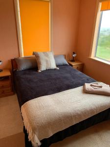 Postelja oz. postelje v sobi nastanitve Foxton Beach Bach 5 Star Location 2 Min Walk To Beach New Furnishings BBQ