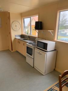 Kuhinja oz. manjša kuhinja v nastanitvi Foxton Beach Bach 5 Star Location 2 Min Walk To Beach New Furnishings BBQ