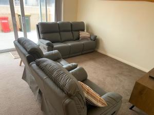 Predel za sedenje v nastanitvi Foxton Beach Bach 5 Star Location 2 Min Walk To Beach New Furnishings BBQ