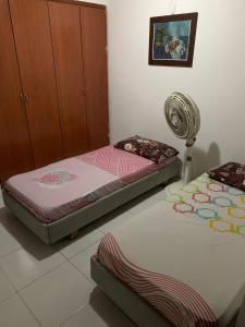 Cette chambre comprend 2 lits jumeaux et un ventilateur. dans l'établissement Habitacion Medusa, à Barranquilla