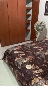 une chambre avec un lit avec une couverture noire et blanche dans l'établissement Habitacion Medusa, à Barranquilla