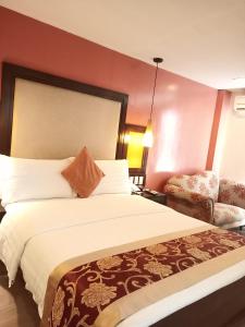 Ένα ή περισσότερα κρεβάτια σε δωμάτιο στο Coron Gateway Hotel & Suites
