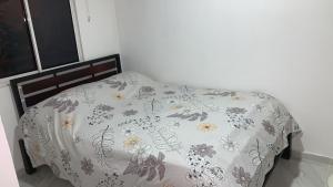 En eller flere senge i et værelse på Habitación Caracol