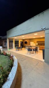 a large building with tables and chairs in it at Apartamento Térreo Climatizado na Avenida Artêmia Pires Freitas in Feira de Santana