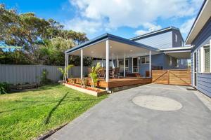 Casa con patio y valla en The Blue Cottage, en Ulladulla