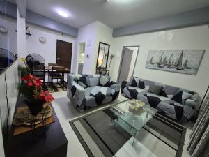 sala de estar con sofás y mesa de cristal en 101newport Condotel Near NAIA T3, en Manila