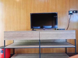 a tv on a shelf with a television on it at Phangnga Save House - เซฟเฮาส์พังงา in Phangnga