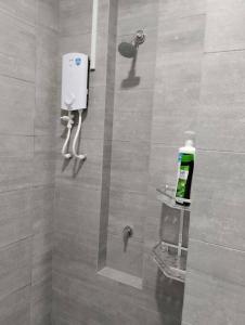 Ένα μπάνιο στο Urban Riverview Couple Suite - Riverine Kuching