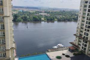 Θέα στο ποτάμι κοντά σε αυτό το διαμέρισμα