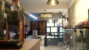 ein Restaurant mit einer Theke in einem Zimmer in der Unterkunft 89 Bed & Studio Hostel in Godown