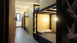 ein Zimmer mit Etagenbetten und ein Flur in der Unterkunft 89 Bed & Studio Hostel in Godown