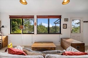 贝林真Tree top getaway in town!的带沙发和桌子的客厅