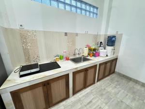 Η κουζίνα ή μικρή κουζίνα στο Nogotirto Damai Homestay Jogja