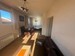 una sala de estar con un sofá y una mesa en Bansko Royal Towers - Studio 153, en Bansko